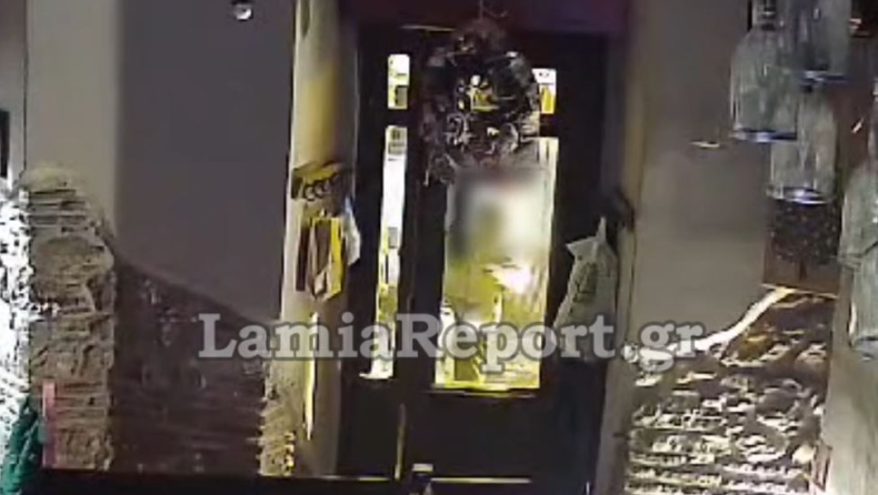 Διαρρήκτες σπάνε με κλωτσιά πόρτα καφετέριας και μπουκάρουν: Η 5η φορά που ανοίγουν το συγκεκριμένο μαγαζί (vid)