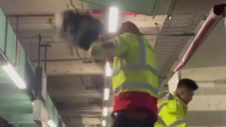 Το βίντεο που έχει εξοργίσει το διαδίκτυο: Υπάλληλοι του αεροδρομίου πετούν με βία αποσκευές επιβατών
