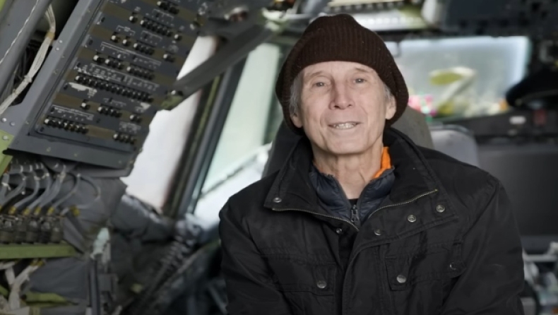  73χρονος πληρώνει 370€ τον μήνα για να μένει σε αεροπλάνο (vid) 