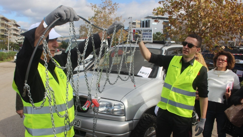 Αντιολισθητικές αλυσίδες: Από τη Γλυφάδα άρχισαν τα σεμινάρια για την τοποθέτησή τους