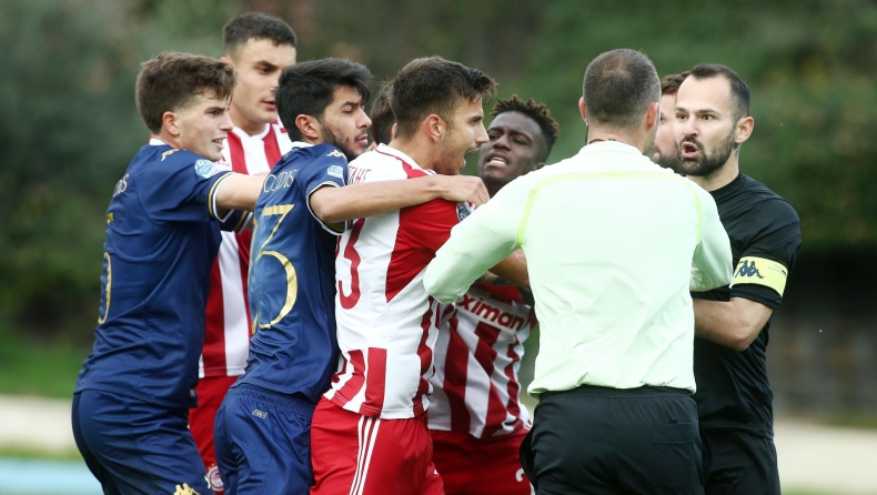 Ολυμπιακός Β’: Θέμα στην Αγγλία η αποχώρηση από την Καλλιθέα κι η «επίθεση» στον Μπένετ