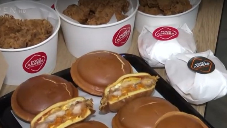 Μαγαζί στην Θεσσαλονίκη φτιάχνει space burgers που τα τρως και δεν λερώνεσαι (vid)