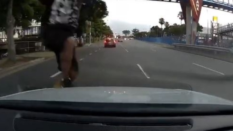 Σοκαριστικό βίντεο: Έπεσε επίτηδες πάνω σε αυτοκίνητο για να κερδίσει λεφτά από την ασφαλιστική