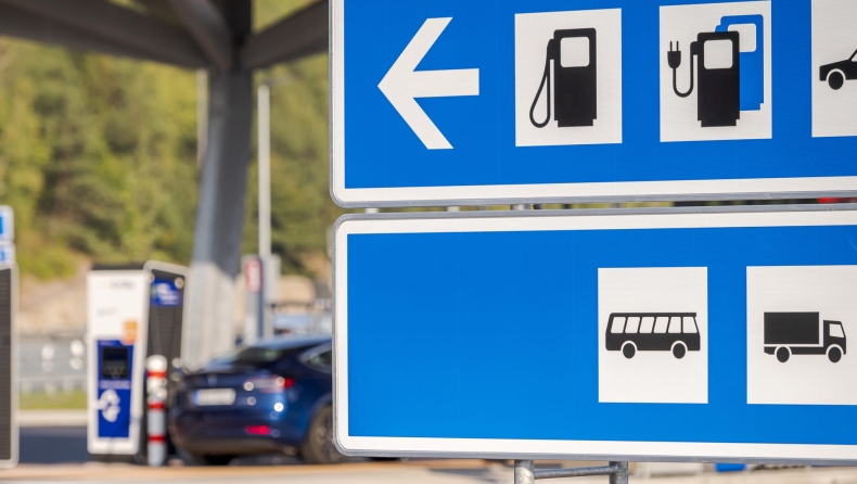 Σημεία φόρτισης ηλεκτρικών οχημάτων: Σε λειτουργία από τη Δευτέρα η εφαρμογή «reCharge»
