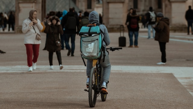 Γυναίκα διανομέας δάγκωσε και έκοψε το δάχτυλο πελάτη για μια παρεξήγηση στην παράδοση πίτσας