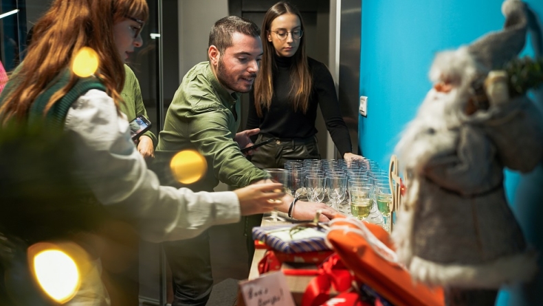 Εορταστικό κλίμα στο γραφείο, παρέα με τη Wolt!