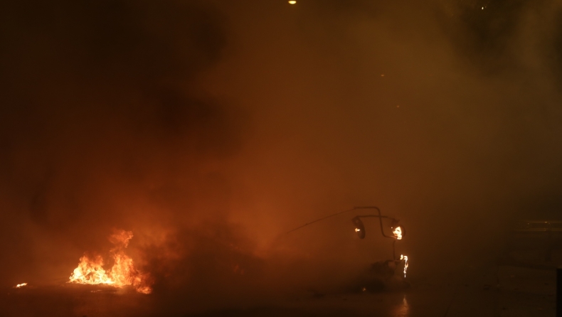 Ρομά πυροβόλησαν κατά αστυνομικών στον Ασπρόπυργο: Φωτιές και οδοφράγματα στο Σχιστό
