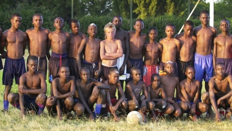Ο Γκουιντέτι επανασυνδέθηκε με συμπαίκτες στην Κένυα για να αναδημιουργήσει μια εμβληματική φωτογραφία
