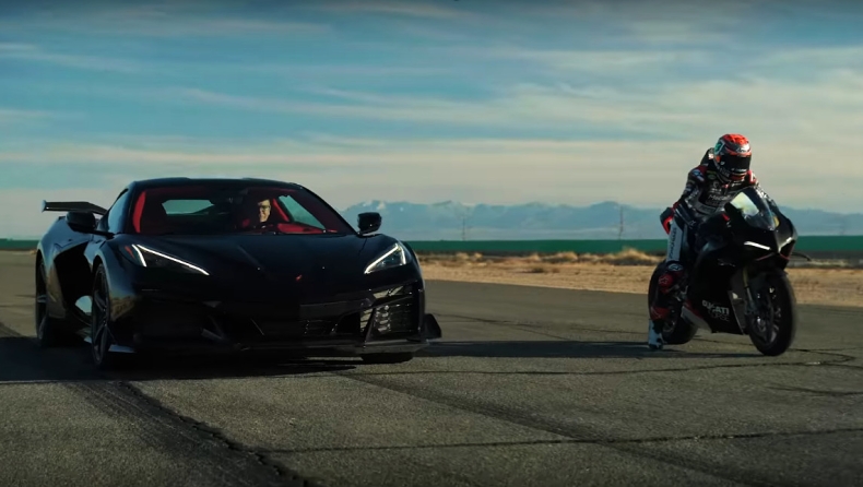 Ducati Panigale V4 SP2 τα βάζει με τρία υπεραυτοκίνητα (vid)