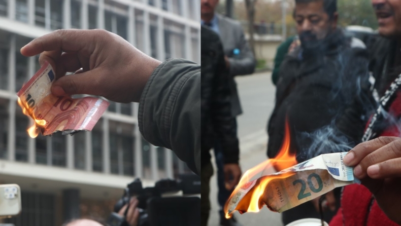 Ρομά έκαψαν χαρτονομίσματα έξω από τα δικαστήρια για τον πυροβολισμό του 16χρονου (vid)