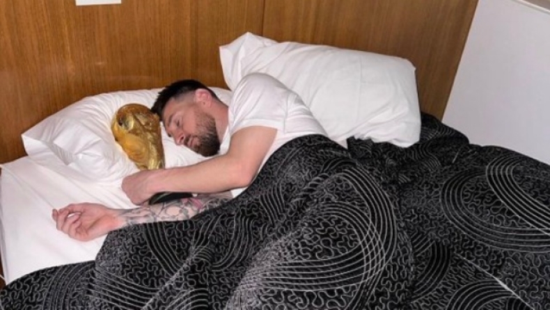 Μουντιάλ 2022, Μέσι: Αγκαλιά με το τρόπαιο στο κρεβάτι