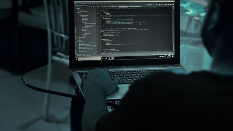 Έφοδοι των εισαγγελέων για τις παρακολουθήσεις, σε τουλάχιστον έξι εταιρείες