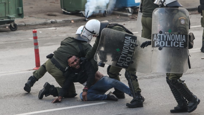 Επεισόδια στα δικαστήρια με τον πατέρα του 16χρονου στο έδαφος και από πάνω τα ΜΑΤ: «Τον γιο μου σκοτώσανε» (vid)