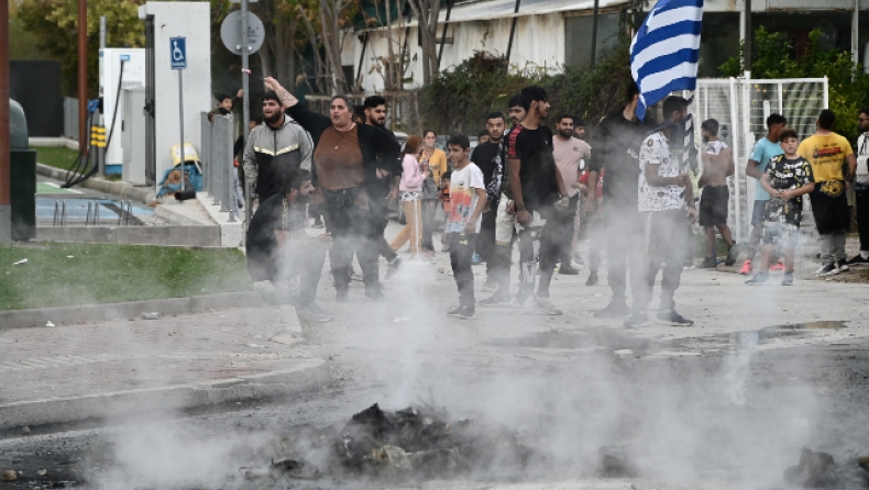 Κλειστή η κάθοδος της Μεσογείων: Ρομά έβαλαν φωτιές σε κάδους στο ύψος του Νομισματοκοπείου (vid)
