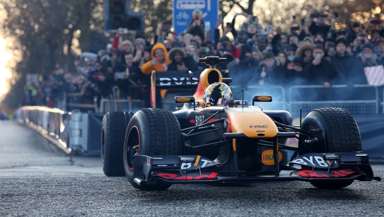 Formula 1: Η Red Bull γιόρτασε το 2022 με επίδειξη στους δρόμους του Μίλτον Κινς (vid)