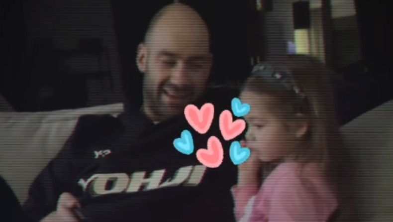 Σπανούλης: Τραγουδάει χριστουγεννιάτικες μελωδίες με την κόρη του (vids)