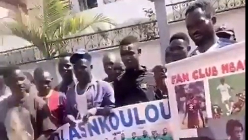 Αρης: Οι θαυμαστές του Ενκουλού τον υποδέχθηκαν στο Καμερούν (vid) 