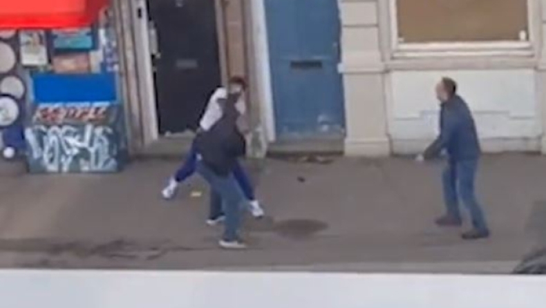 Πήγε να πλύνει τα ρούχα του και έμπλεξε σε καυγά: Ξήλωσε υαλοκαθαριστήρα και άρχισε να τους χτυπάει (vid)