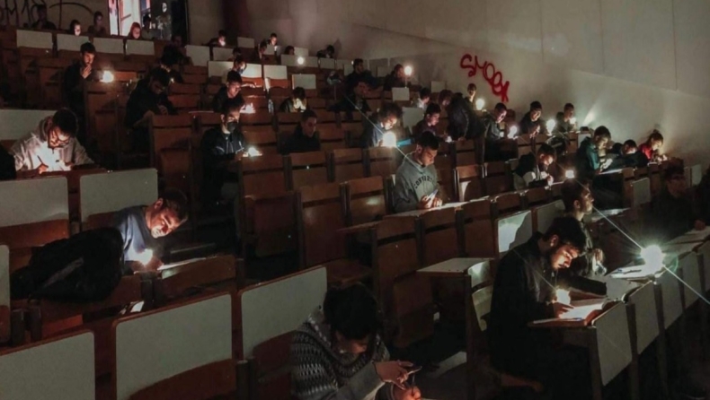 Πλημμύρισαν πανεπιστήμια στην Αθήνα: Φοιτητές στο ΕΜΠ έδωσαν εξετάσεις με φακούς