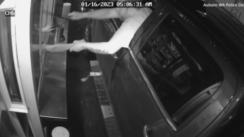  Η τρομακτική στιγμή που άνδρας στις ΗΠΑ προσπάθησε να απαγάγει υπάλληλο καταστήματος (vid)