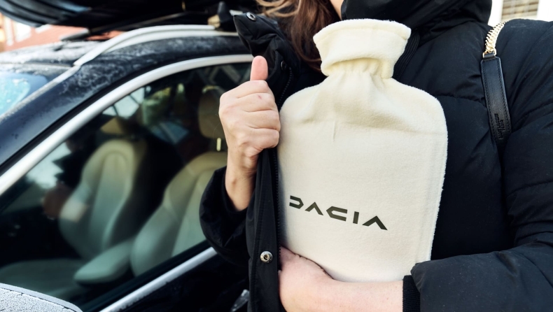 Dacia: Τρολάρει τις πολυτελείς μάρκες, χαρίζοντας... θερμοφόρες