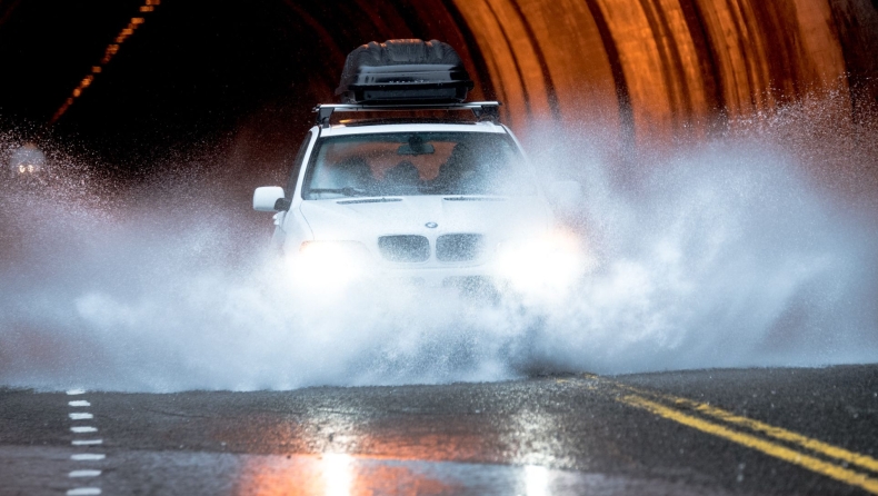 Μη τους κάνεις όλους μούσκεμα, να χαρείς!