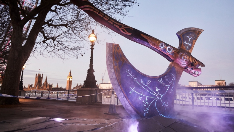 Ένα τεράστιο Leviathan Axe βρέθηκε στους δρόμους του Λονδίνου (pics)