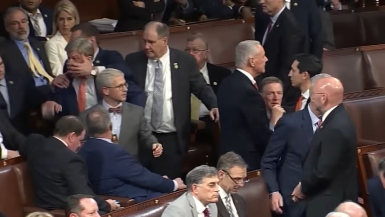 Πρωτοφανείς εικόνες στο Κογκρέσο: Κεφαλοκλείδωμα σε βουλευτή που αποφάσισε να τηρήσει αποχή (vid)