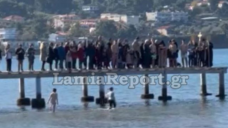 Τραυματισμός νεαρού που βούτηξε για να πιάσει τον Σταυρό στη Φθιώτιδα 