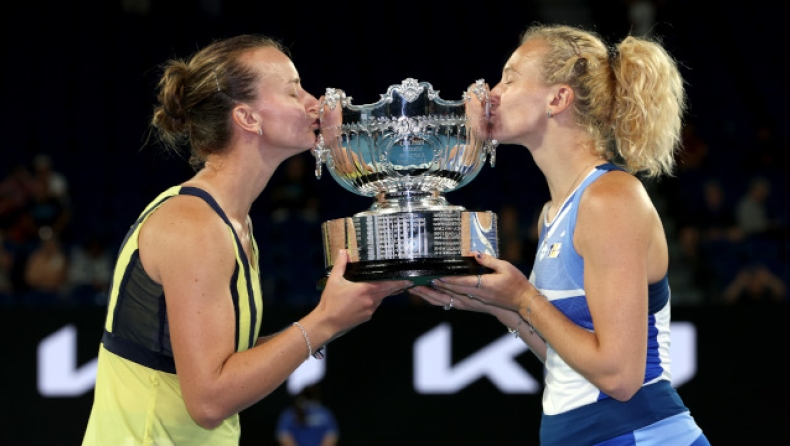 Australian Open: Αχαστο δίδυμο οι Κρεϊτσίκοβα και Σινιάκοβα, σήκωσαν το διπλό και στη Μελβούρνη