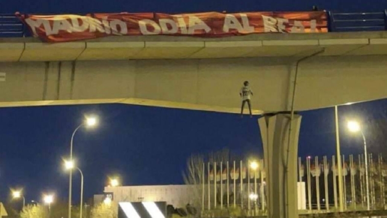 Ρεάλ Μαδρίτης: Οπαδοί της Ατλέτικο κρέμασαν ομοίωμα του Βινίσιους από γέφυρα (vid)