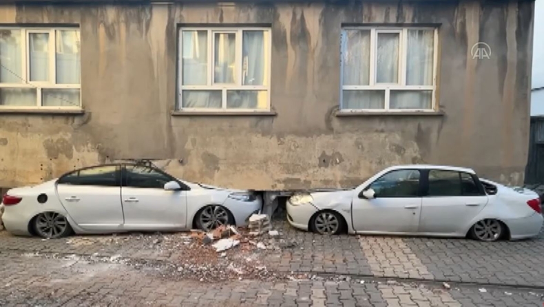 Απόκοσμο θέαμα στην Τουρκία: Ο σεισμός σήκωσε σπίτι στον αέρα και καταπλάκωσε αυτοκίνητα (vid)