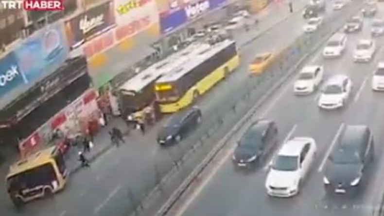 Σοκαριστικό βίντεο: Η στιγμή που λεωφορείο στην Κωνσταντινούπολη «θέρισε» πεζούς σε στάση