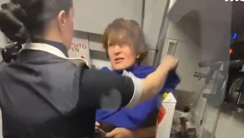 Χαμός σε πτήση όταν ημίγυμνη γυναίκα προσπάθησε να μπει στο πιλοτήριο (vid)
