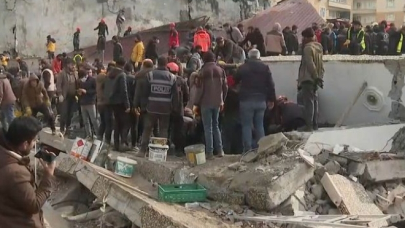 Η στιγμή που πολυκατοικίες στην Τουρκία καταρρέουν σαν χάρτινοι πύργοι από τον σεισμό: Φόβοι για χιλιάδες νεκρούς (vid)