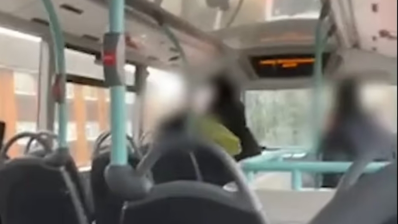 Έξαλλη γυναίκα χτύπησε λυσσαλέα 13χρονο κορίτσι μέσα στο λεωφορείο επειδή αρνιόταν να χαμηλώσει τη μουσική (vid)
