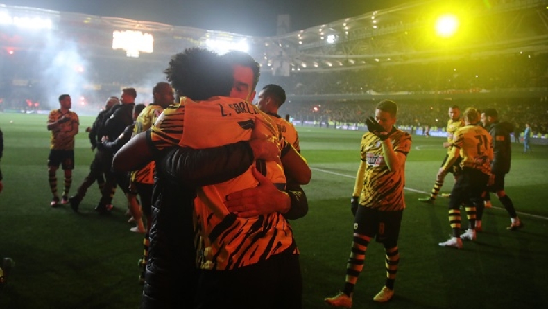 AEK - Ολυμπιακός: Οι πανηγυρισμοί παικτών και οπαδών της Ενωσης μετά τη λήξη του ημιτελικού (vid)
