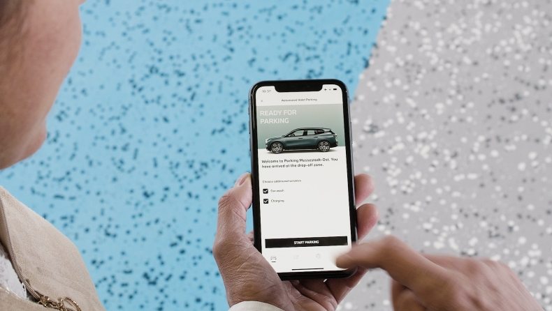 Αυτόματη στάθμευση και φόρτιση από το κινητό (vid)