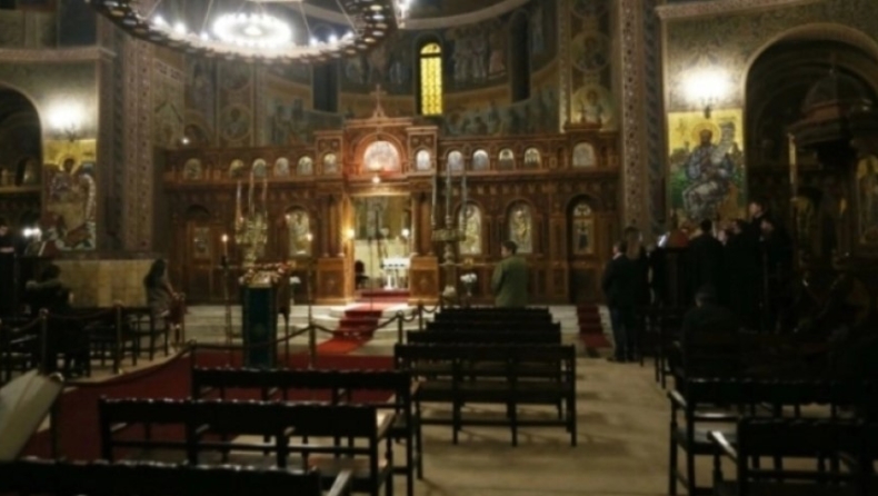 Πανικός σε εκκλησία στην Σαλαμίνα: Ιερέας σε αμόκ χτύπησε και κλείδωσε πιστούς στον ιερό ναό