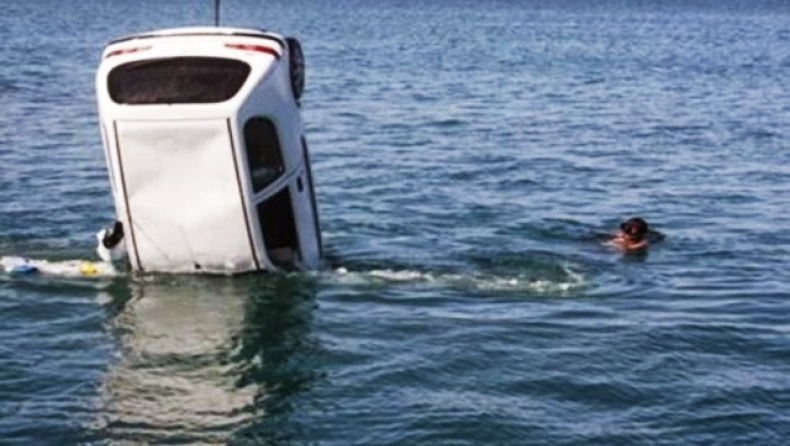 Αμάξι στη Χαλκίδα κατέληξε στη θάλασσα γιατί ο οδηγός ξέχασε να βάλει το χειρόφρενο 