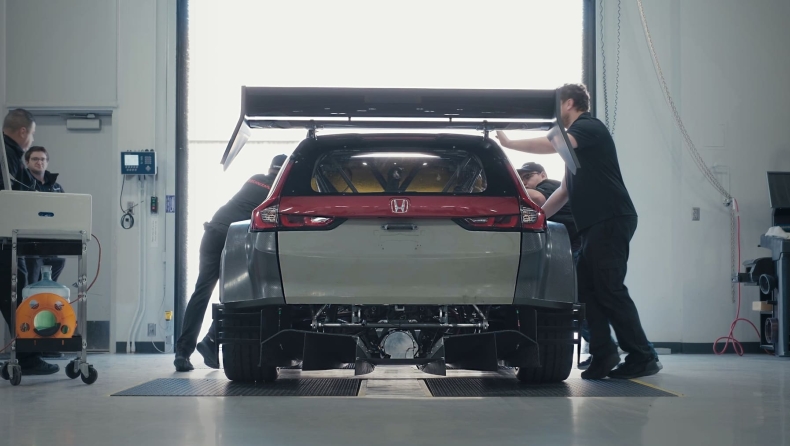 Honda CR-V Hybrid Racer: Ένα SUV για την πίστα με 800 ίππους (vid)
