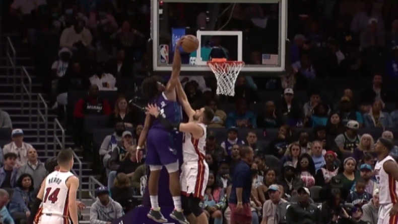 Χόρνετς: Η απίθανη καρφωματάρα του Ντένις Σμιθ και η κραυγή του εκφωνητή (vid)