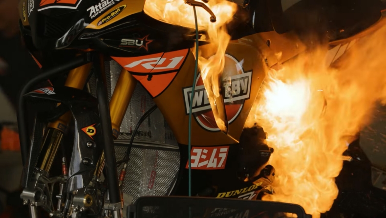 Aναβάτης δίνει συνέντευξη και η Yamaha του πιάνει φωτιά από τη μπαταρία λιθίου! (vid)
