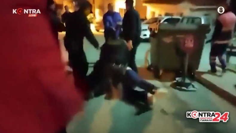 Σκληρές εικόνες με επιχειρηματία να του κάνουν έξωση αστυνομικοί: «Αλήτες, μην βαράτε», φώναζε ο κόσμος (vid)