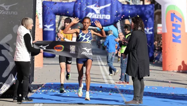 Στίβος: Αθλήτρια με προβλήματα όρασης κέρδισε τον ημιμαραθώνιο της Βαρκελώνης