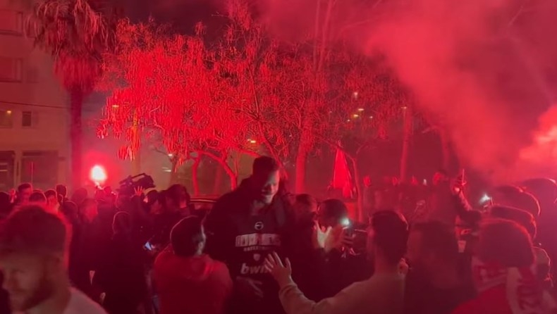 Ολυμπιακός: Η αποθεωτική υποδοχή στο ξενοδοχείο μετά τον τελικό (vid)