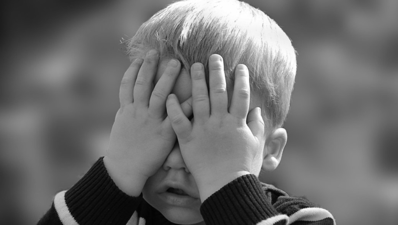 Πατέρας κατηγορείται ότι βίαζε τον 4χρονο γιο του, ενώ ήταν παρούσα και η γιαγιά του παιδιού (vid)