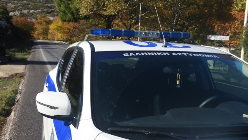 Απείλησαν αστυνομικό με κόφτη και έκλεψαν αντικείμενα αξίας 1.500 ευρώ
