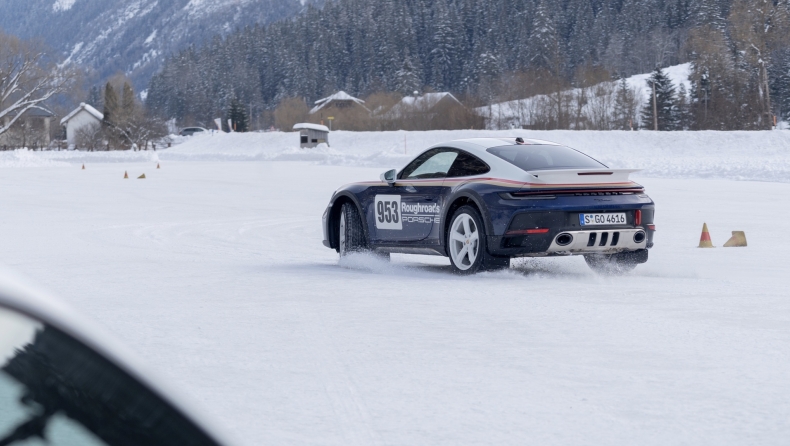 Porsche 911 Dakar: Ντριφτ στα χιόνια με τον Βάλτερ Ρερλ στο τιμόνι (vid)