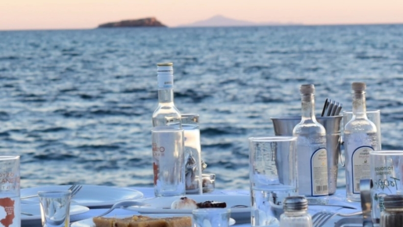 Ούζο: Οι κανόνες για το τι πρέπει (και τι δεν πρέπει) να κάνεις όταν το πίνεις